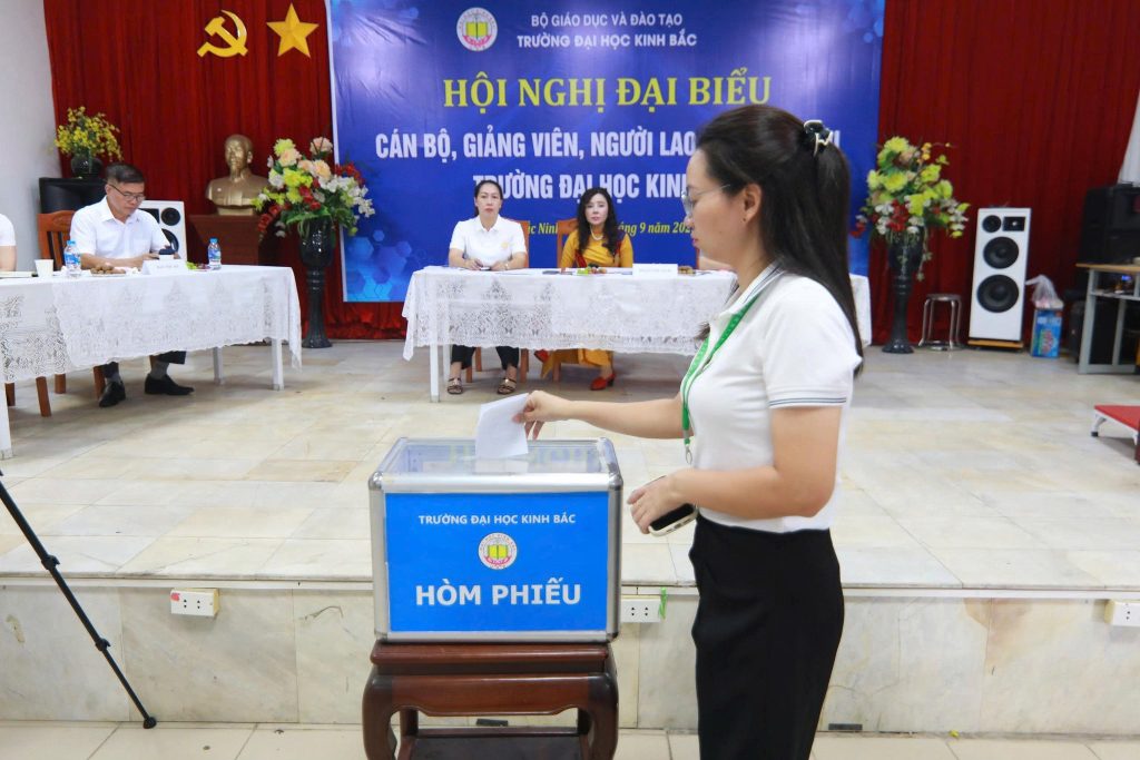 Cán bộ cơ hữu bỏ phiếu tại Hội nghị đại biểu Cán bộ, Giảng viên, người lao động cơ hữu Trường Đại học Kinh Bắc năm 2025