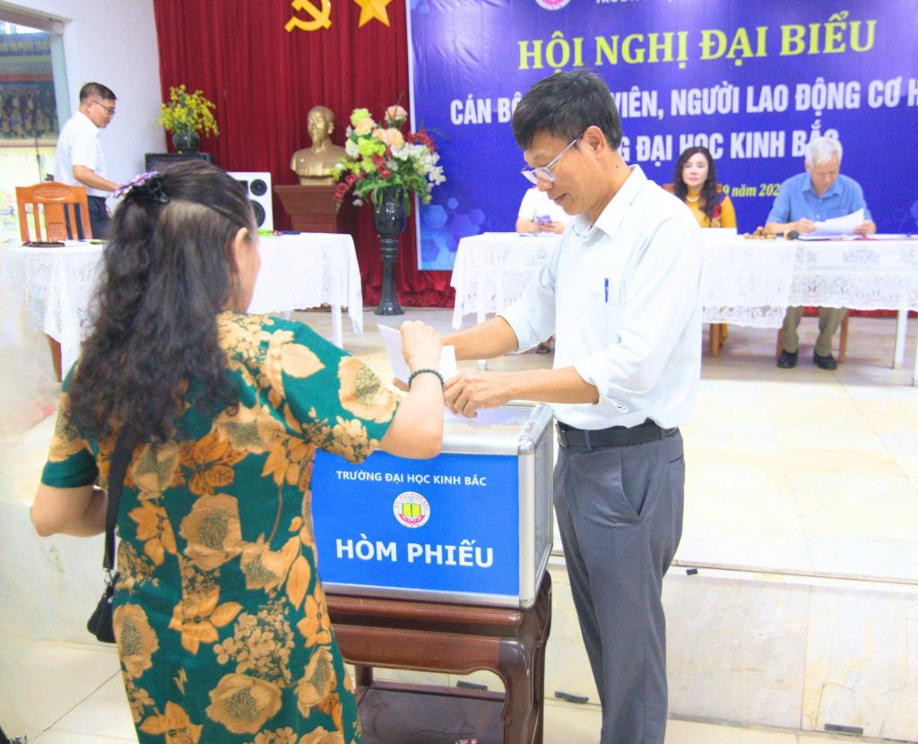 Giảng viên cơ hữu bỏ phiếu tại Hội nghị đại biểu Cán bộ, Giảng viên, người lao động cơ hữu Trường Đại học Kinh Bắc năm 2025